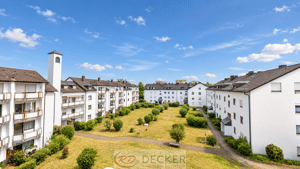 Licht. Raum. Südbalkon. 2 Zimmer DG Wohnung mit Einbauküche ++Decker Immobilien++