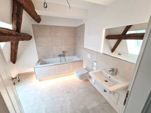 Moderne helle Dachgeschosswohnung mit Einbauküche, Stellplatz