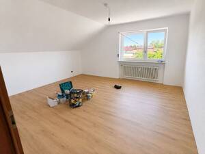 Frisch renovierte 4-Zimmer-Dachgeschosswohnung mit Dachterrasse in Erlangen-Frauenaurach – 91056 Erlangen – Vorschaubild 2