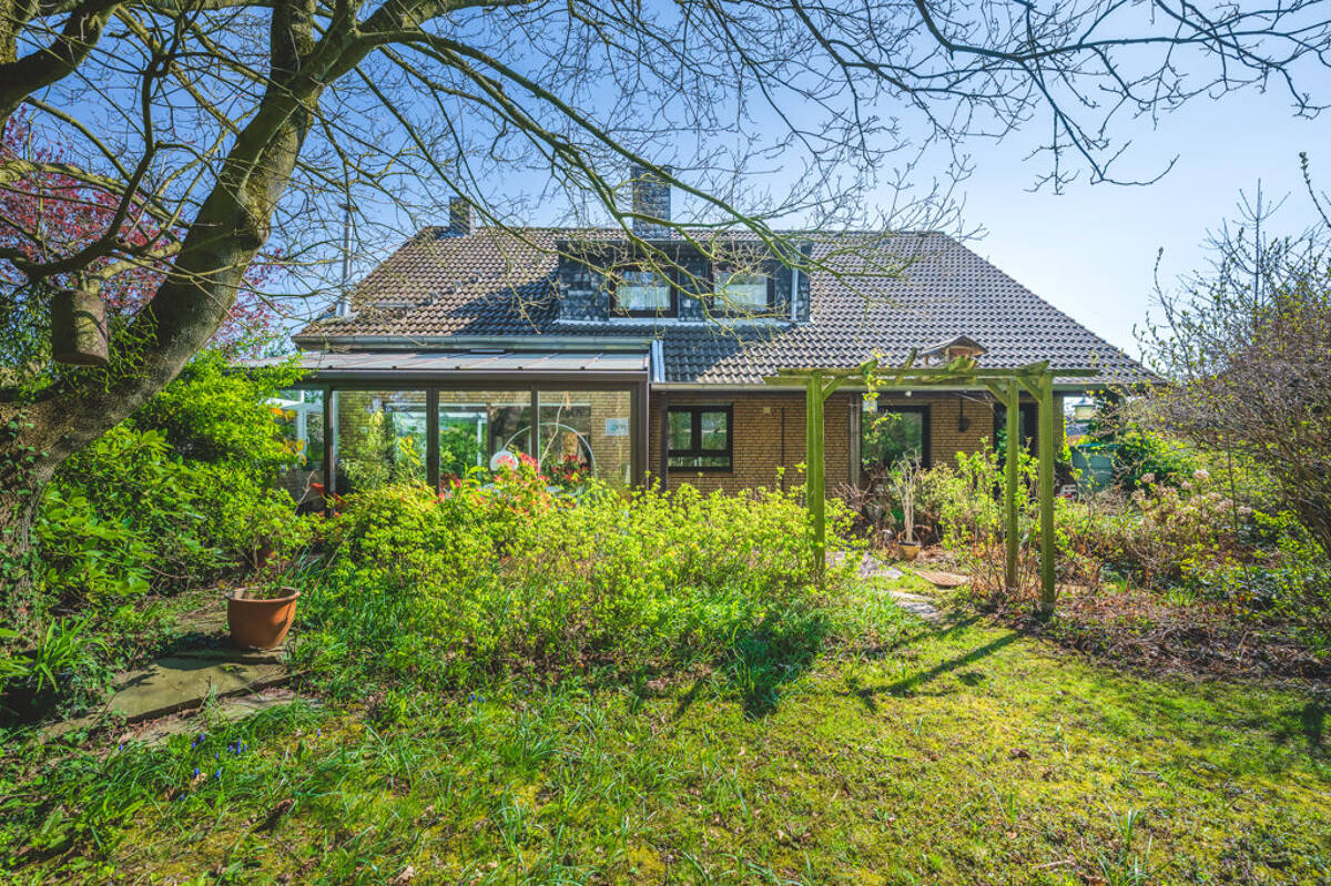 Geräumiges Einfamilienhaus mit Garage und Schwimmbad auf schönem Grundstück in ruhiger Lage – 52072 Aachen – Bild 1 von 9