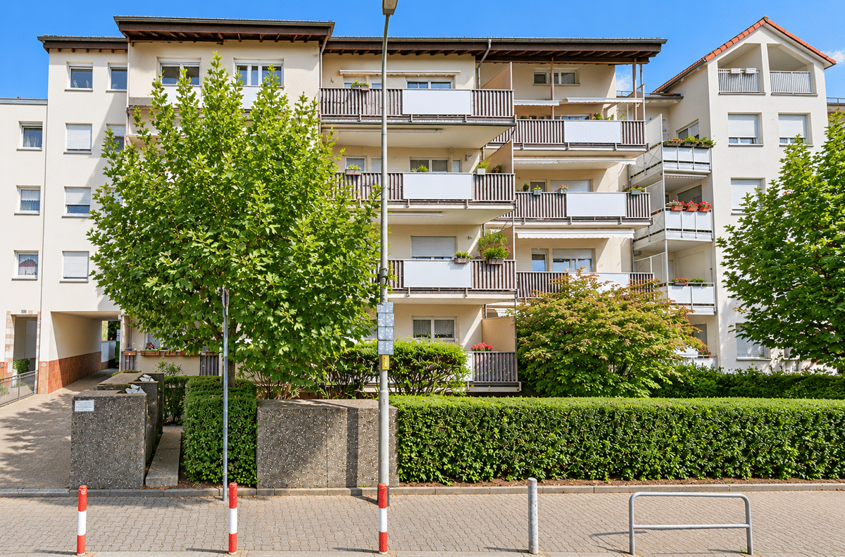 Hermann Immobilien: Modern renovierte 2-Zimmer-Wohnung mit Balkon & Duplex-Stellplatz in Frankfurt-Fechenheim – 60386 Frankfurt am Main – Bild 1 von 9