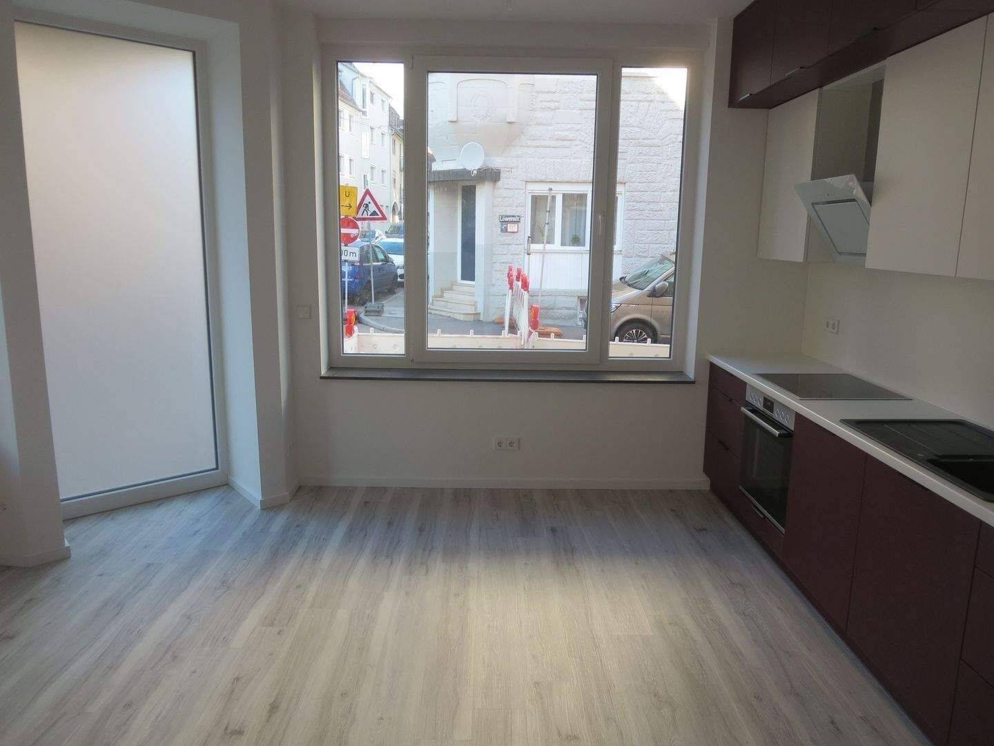aufwendig kernsanierte 2-Zimmer-Erdgeschoss-Wohnung mit repräsentativer Einbauküche (hochmodernes Bad, Fußbodenheizung, etc.) – Stuttgart – Vorschaubild 3