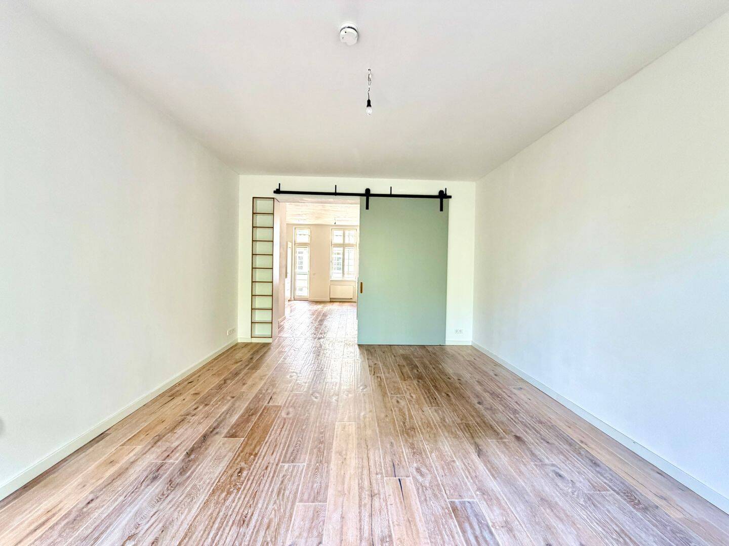 Kernsanierter Altbau mit maßgefertigten Einbauschränken, 2 Balkonen, TG-Stellplatz und Aufzug – Berlin – Vorschaubild 7