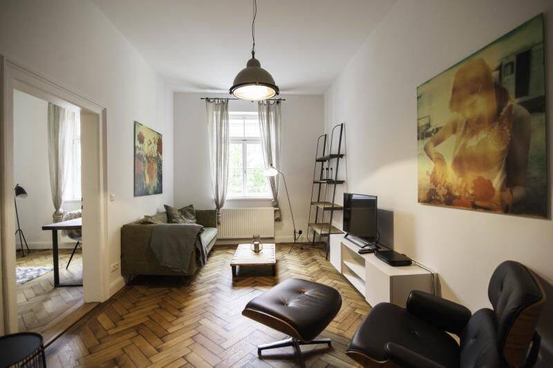 Stilvoll möblierte 2,5-Zimmer-Altbau-Wohnung in ruhiger Innenhoflage – München – Vorschaubild 2