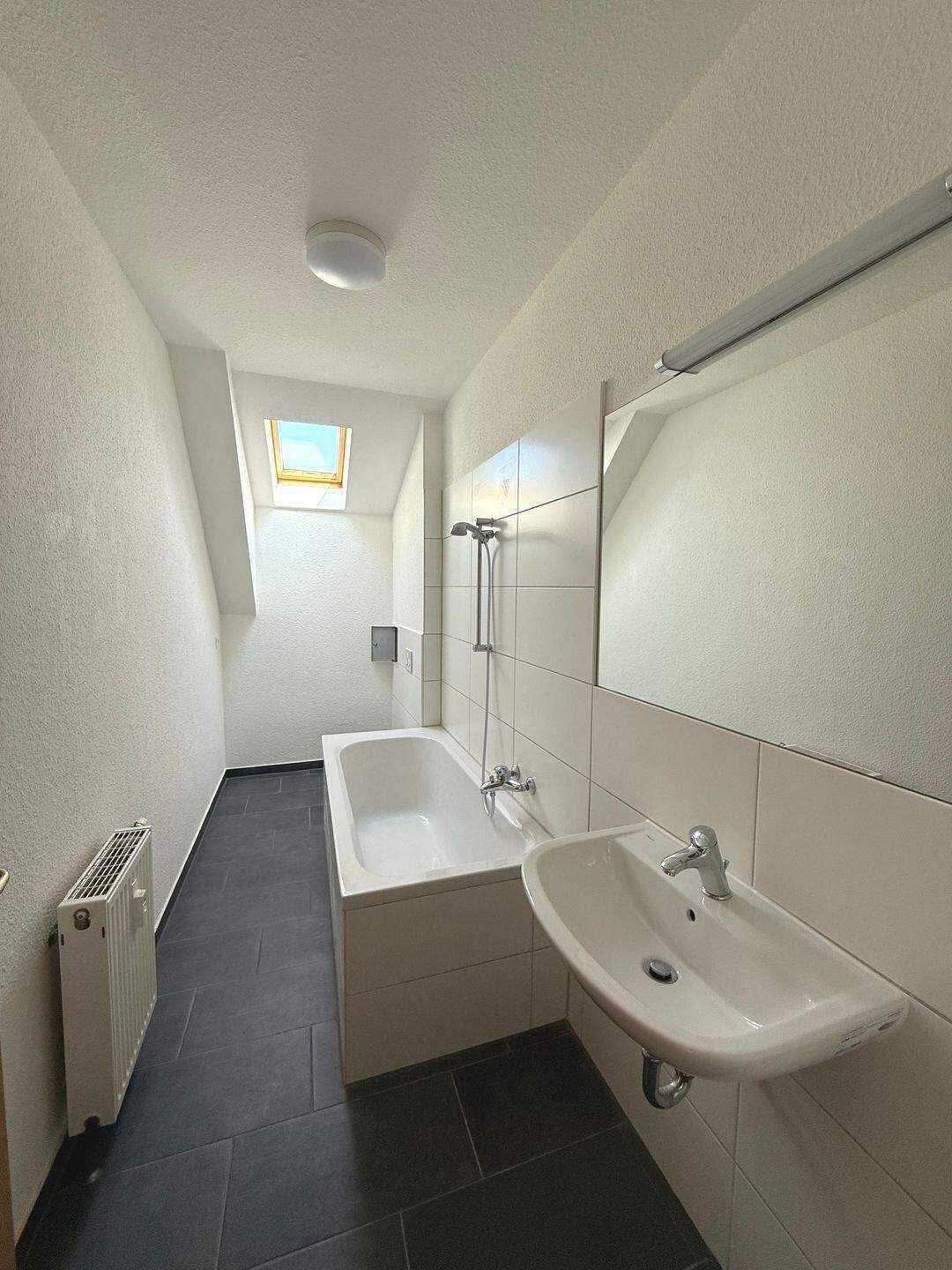 Wohnen im Dachgeschoss - 3 Zimmer- EBK - zwei Bäder – Chemnitz – Vorschaubild 4