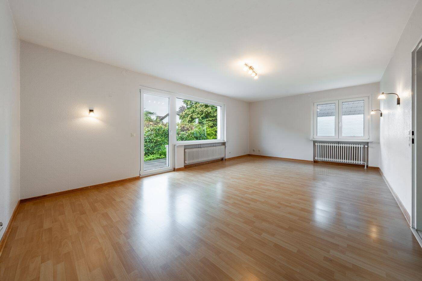 Viel Platz, viele Möglichkeiten - Gepflegtes Zweifamilienhaus mit großem Garten & Garage – Ammersbek – Vorschaubild 3
