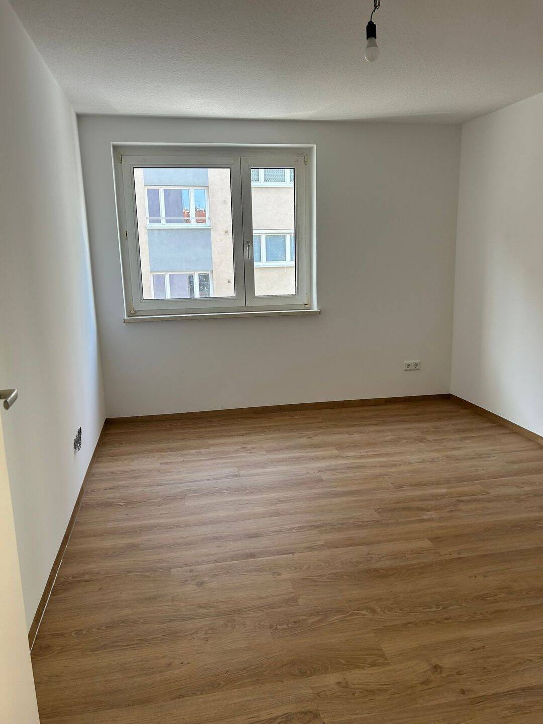 Renovierte 1,5-Zimmer Wohnung mit neuer EBK und Tageslichtbad in Nürnberg – Nürnberg – Vorschaubild 4
