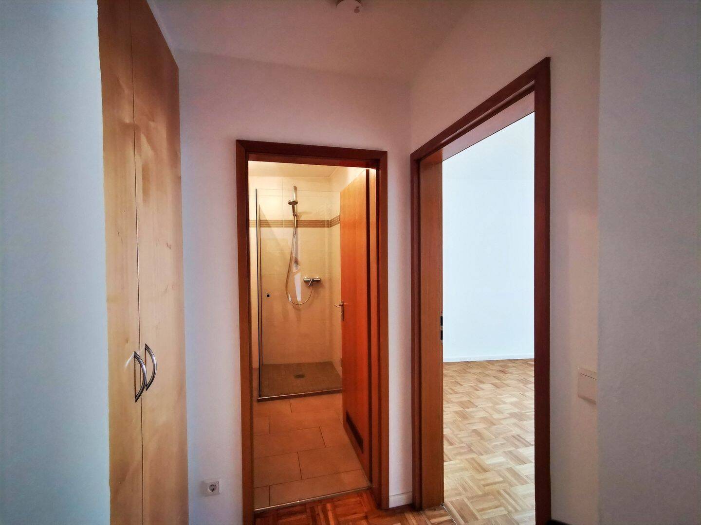 Attraktive 2-Zimmer-Wohnung mit Balkon, Aufzug & Tiefgarage! – München – Vorschaubild 6