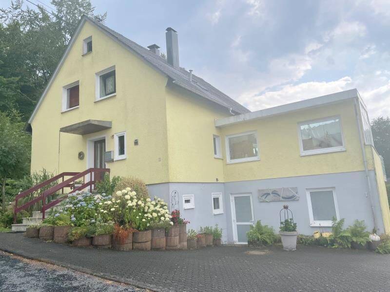Ruhig gelegenes Einfamilienhaus mit Garage und Wintergarten in Blölsberg