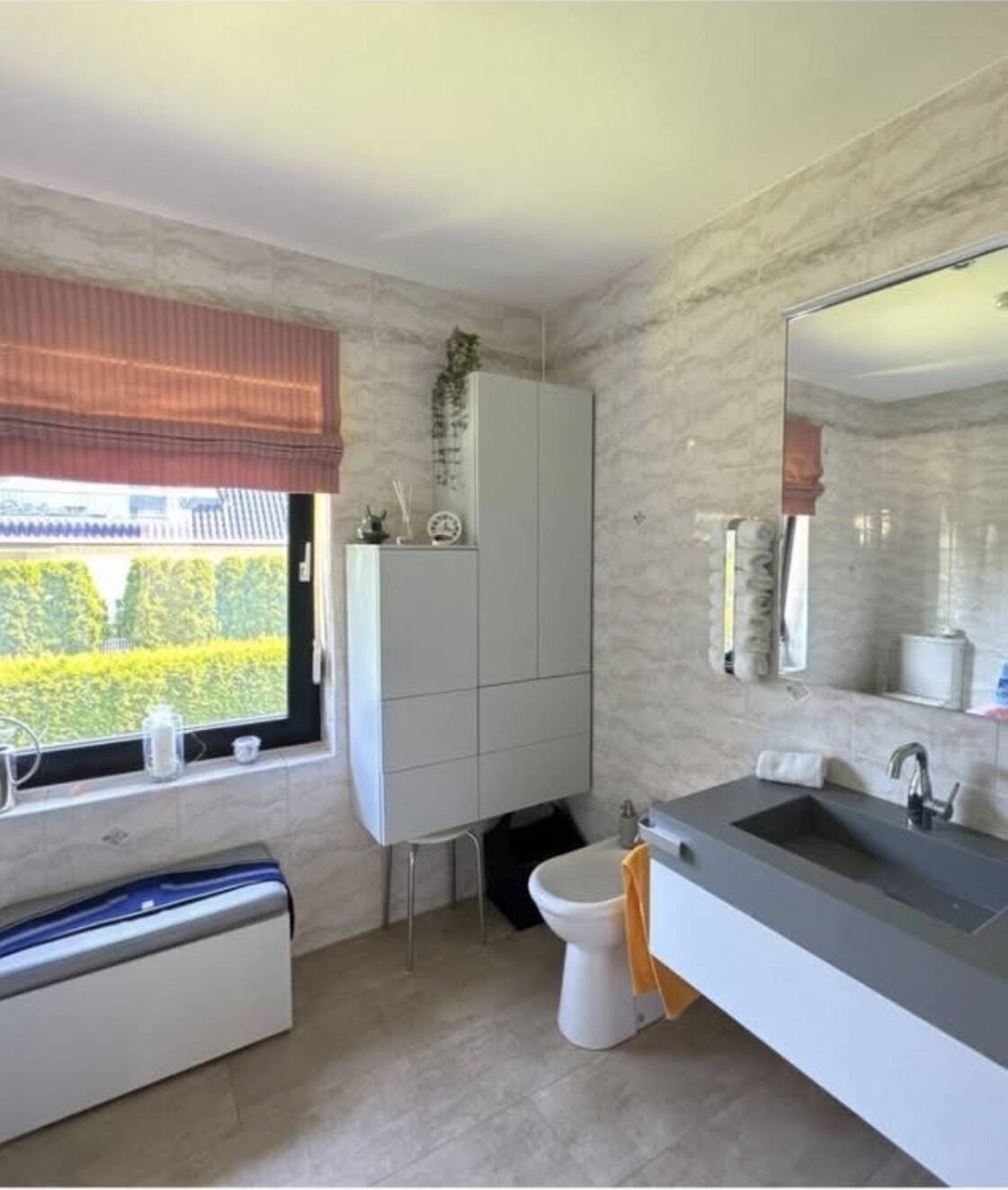 Familientraum: Freistehendes Haus mit großzügiger Terrasse und Sauna.