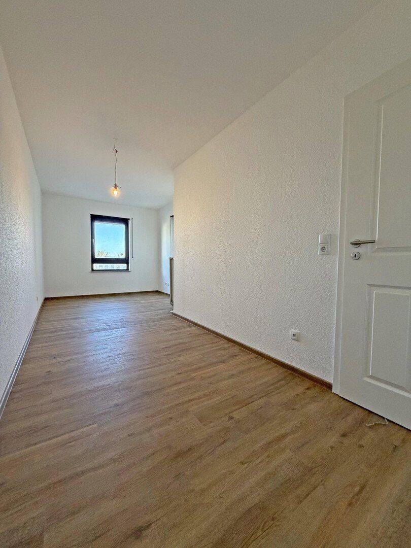 Sofort frei! Erstbezug nach Sanierung: Helle 2-Zimmer-Wohnung mit Aufzug & Loggia – Mannheim – Vorschaubild 2