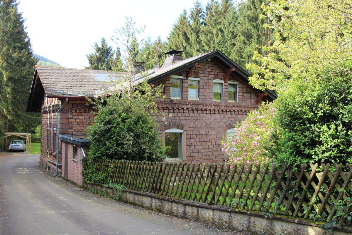 Schöne, neue renovierte Dachgeschosswohnung in der Nähe von Gerolstein zu vermieten – 54574 Birresborn – Bild 1 von 9