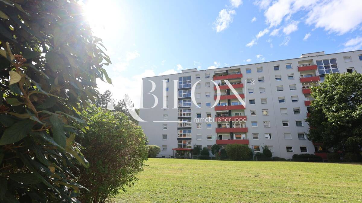 Große 4-Zimmer Wohnung mit Balkon + TG-Stellplatz in Freiburg-Weingarten – 79114 Freiburg im Breisgau – Bild 1 von 9