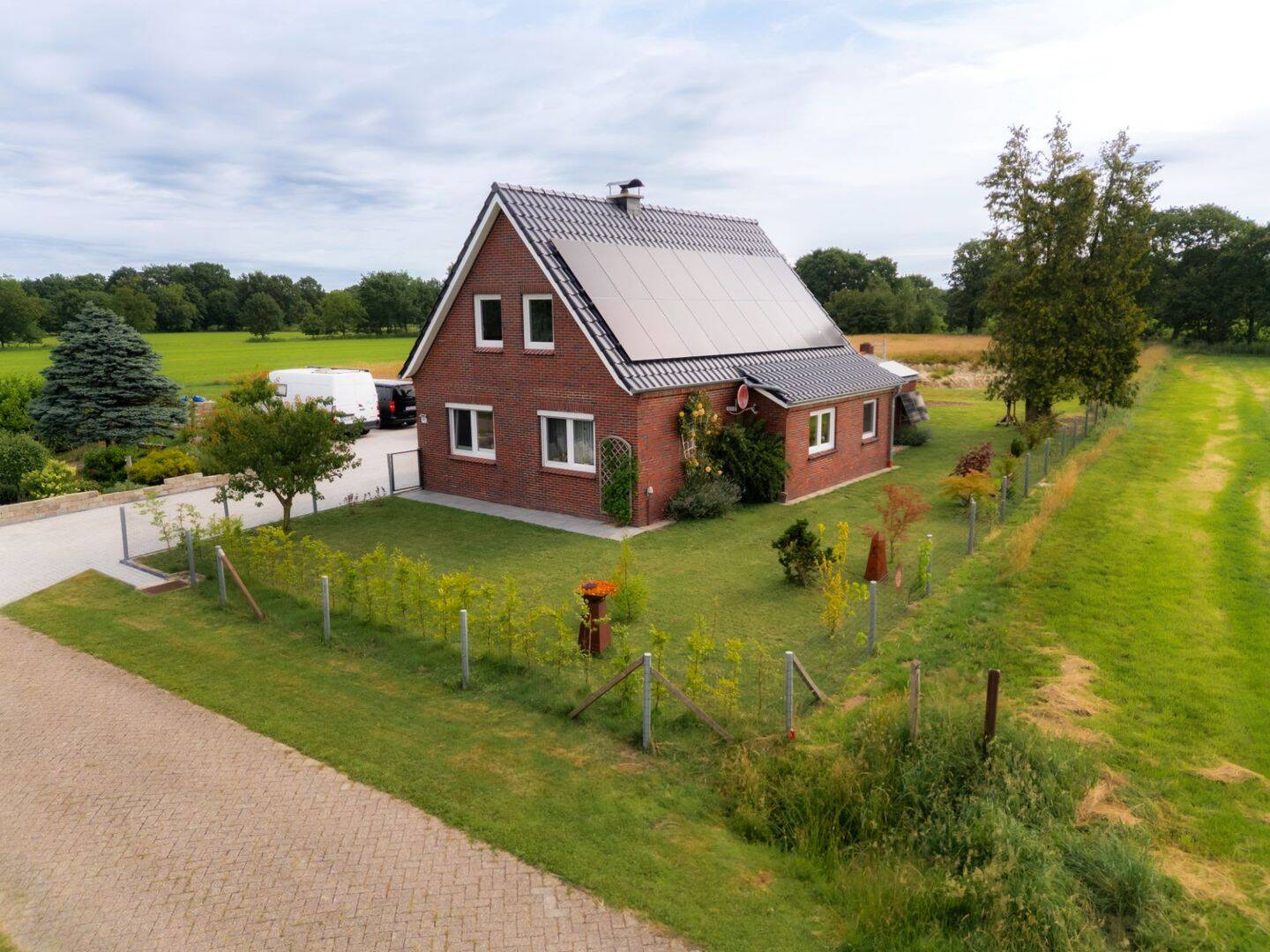 Naturidylle pur: Alleinlage, viel Platz und ein modern kernsaniertes Einfamilienhaus in Ostfriesland