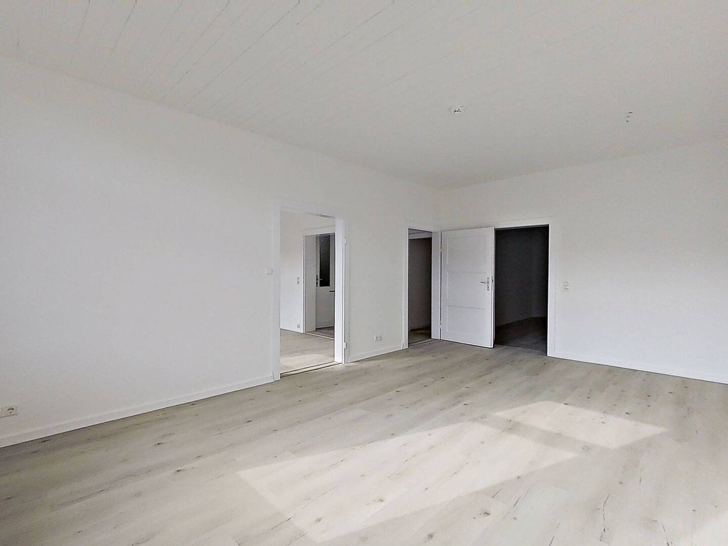 Großzügig geschnittene 3-Zimmer-Wohnung mit Tageslichtbad und viel Lichteinfall – Braunschweig – Vorschaubild 4