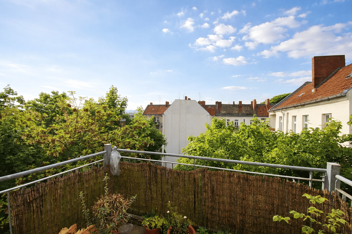 Charmante Altbauwohnung mit großem Balkon im ruhigen Hinterhaus – 10827 Berlin – Bild 1 von 8