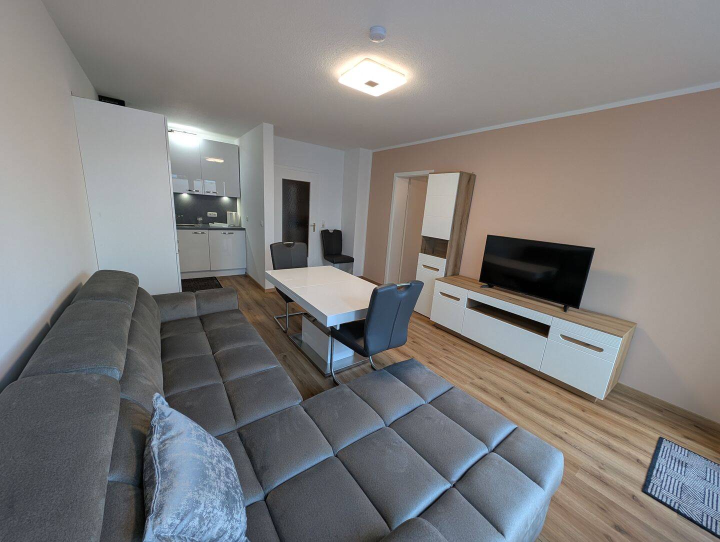 Top renovierte und möblierte 2-Zimmer-Wohnung mit Balkon und Tiefgaragenstellplatz