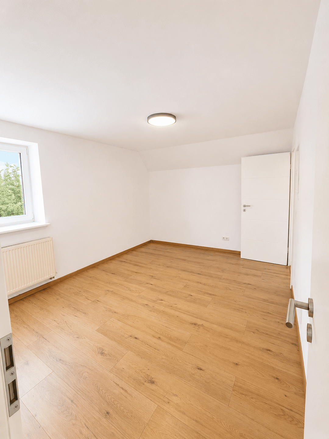 Helle 1-Zimmer-Wohnung mit Einbauküche und modernem Duschbad in zentraler Lage – Ingolstadt – Vorschaubild 3