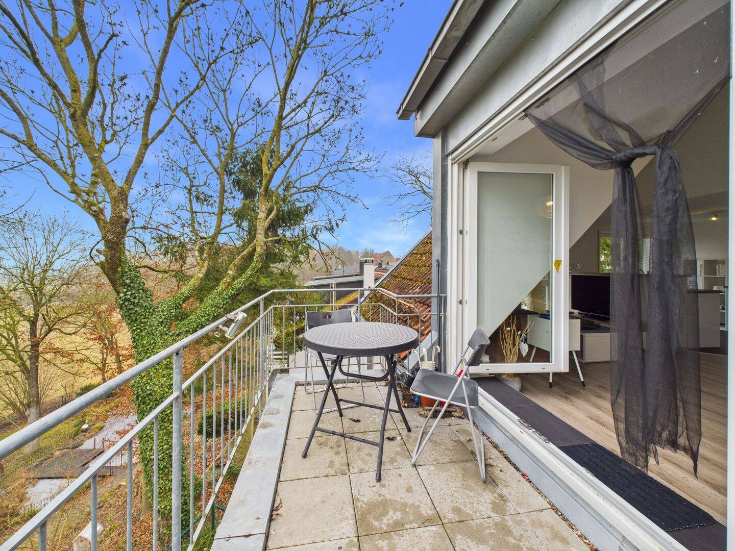 Exklusive Maisonette mit Galerie, 2 Balkonen, Donau Nähe & 2 TG Stellplätzen in Ulm Gögglingen