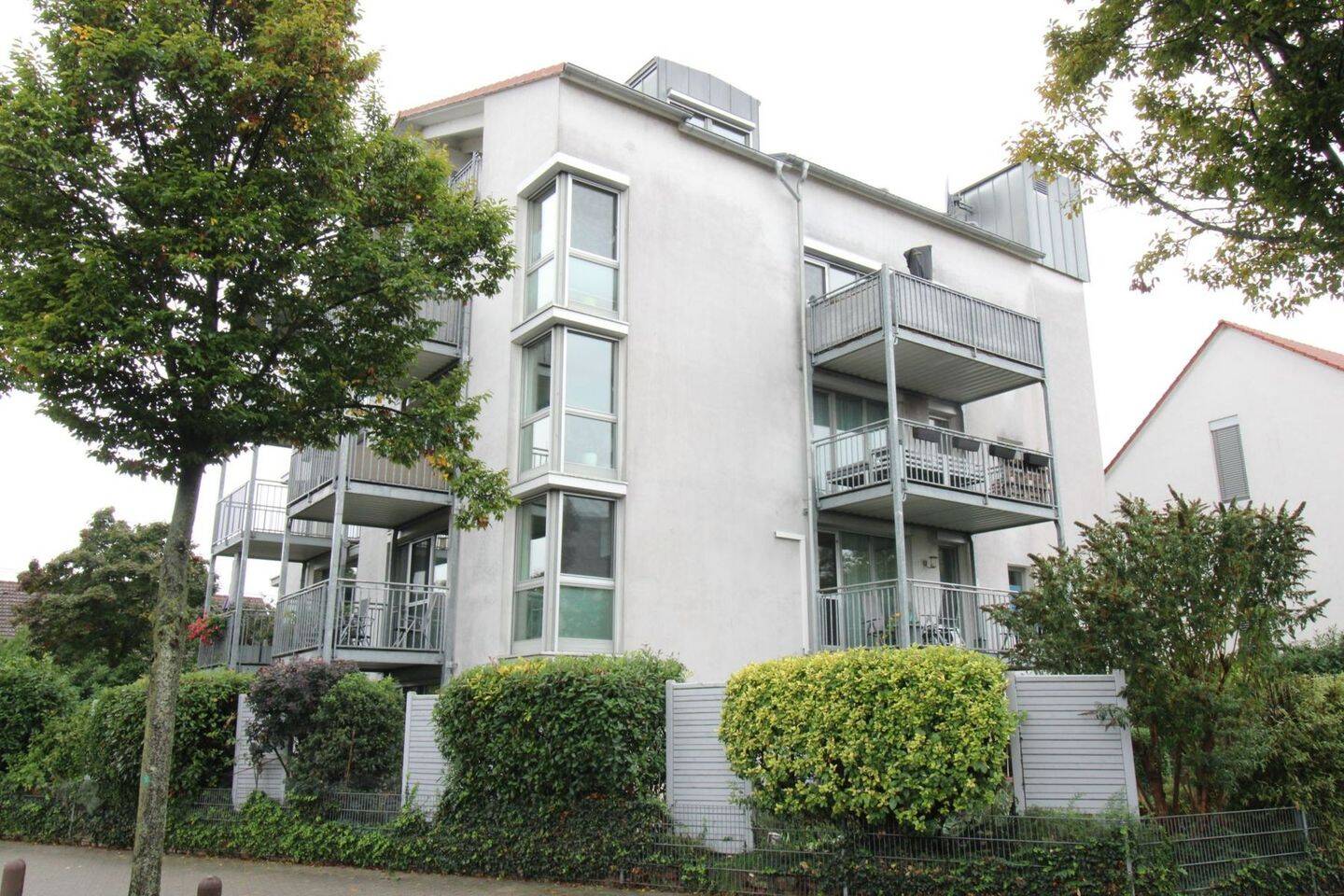 Attraktive 4-Zimmer-Wohnung, zwei Balkone und TG-Stellplatz in Mannheim (Erbpacht)