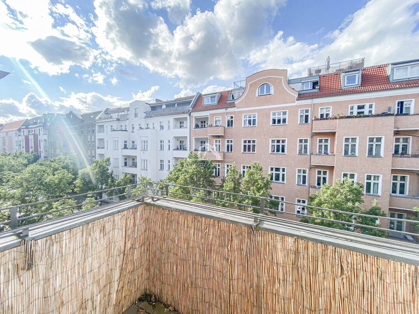 ARNIMKIEZ! GROßZÜGIGE UND KLASSISCHE ALTBAUWOHNUNG MIT BALKON IN PRENZLAUER BERG! PROVISIONSFREI! – Berlin – Vorschaubild 3