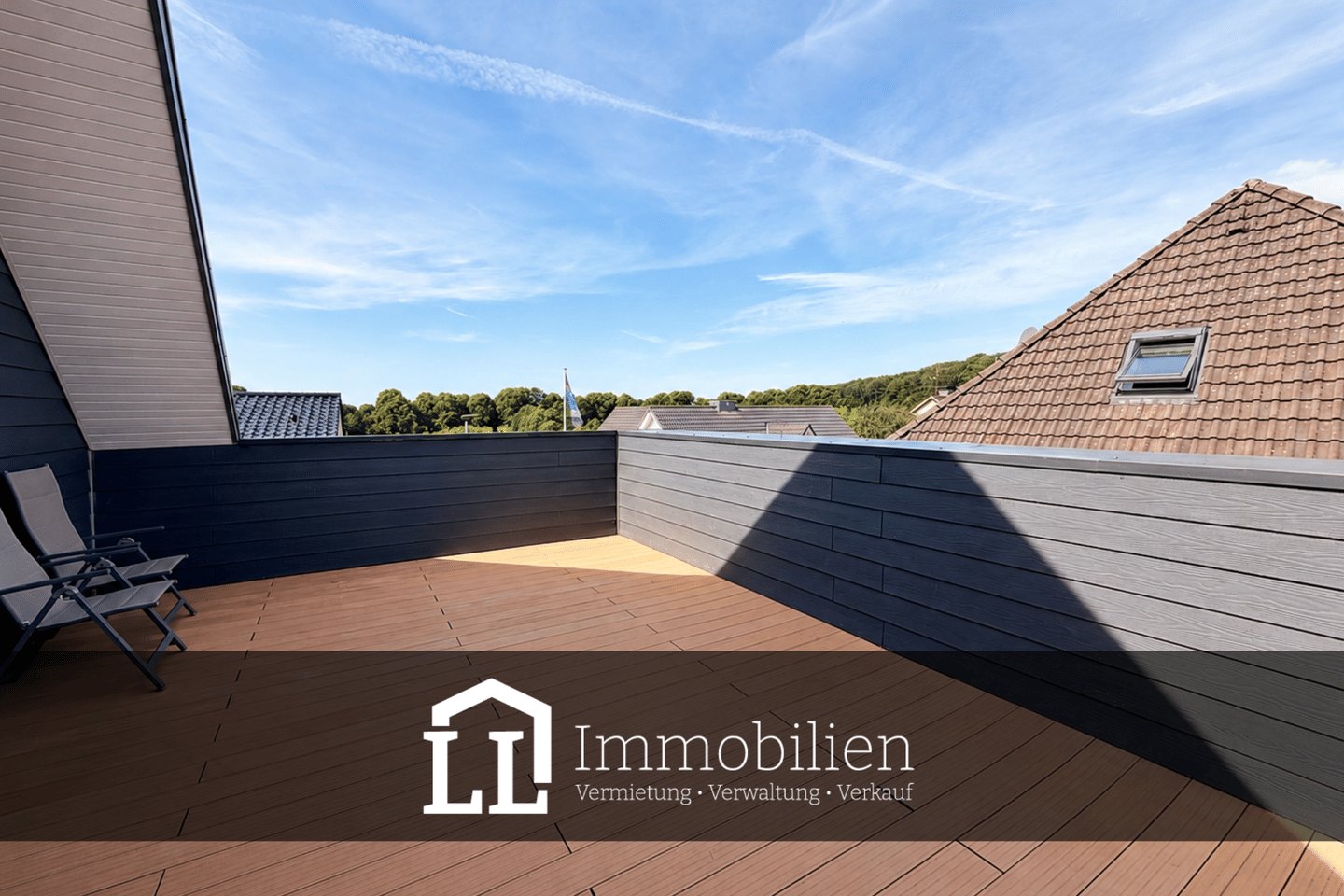 HAUSGEFÜHL: Großzügiges Wohnen auf zwei Ebenen mit Dachterrasse.
