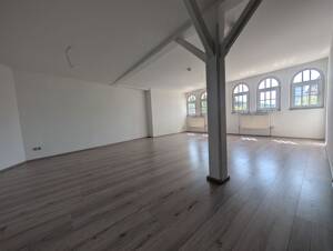 Großzügige Wohnung über den Dächern von Albstadt mit tollem Schnitt in ehemaliger Textilfabrik