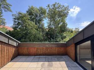 Sanierte 3-Zimmer-Dachgeschosswohnung mit Dachterrasse und Tiefgaragenplatz