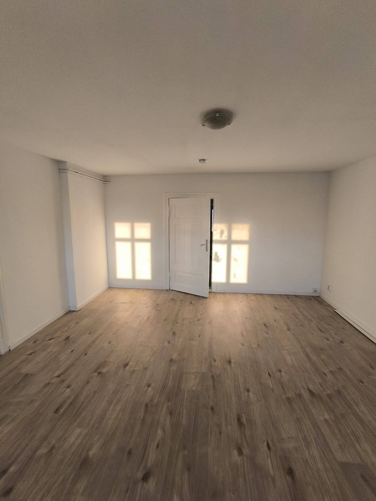 lichtdurchflutete, renovierte 4-Zimmer-Altbau-Wohnung - provisionsfrei -