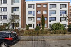 Erdgeschoss mit Terrasse und Tiefgaragenstellplatz. Wärmedämmung und neues Dach – 22145 Hamburg – Vorschaubild 1