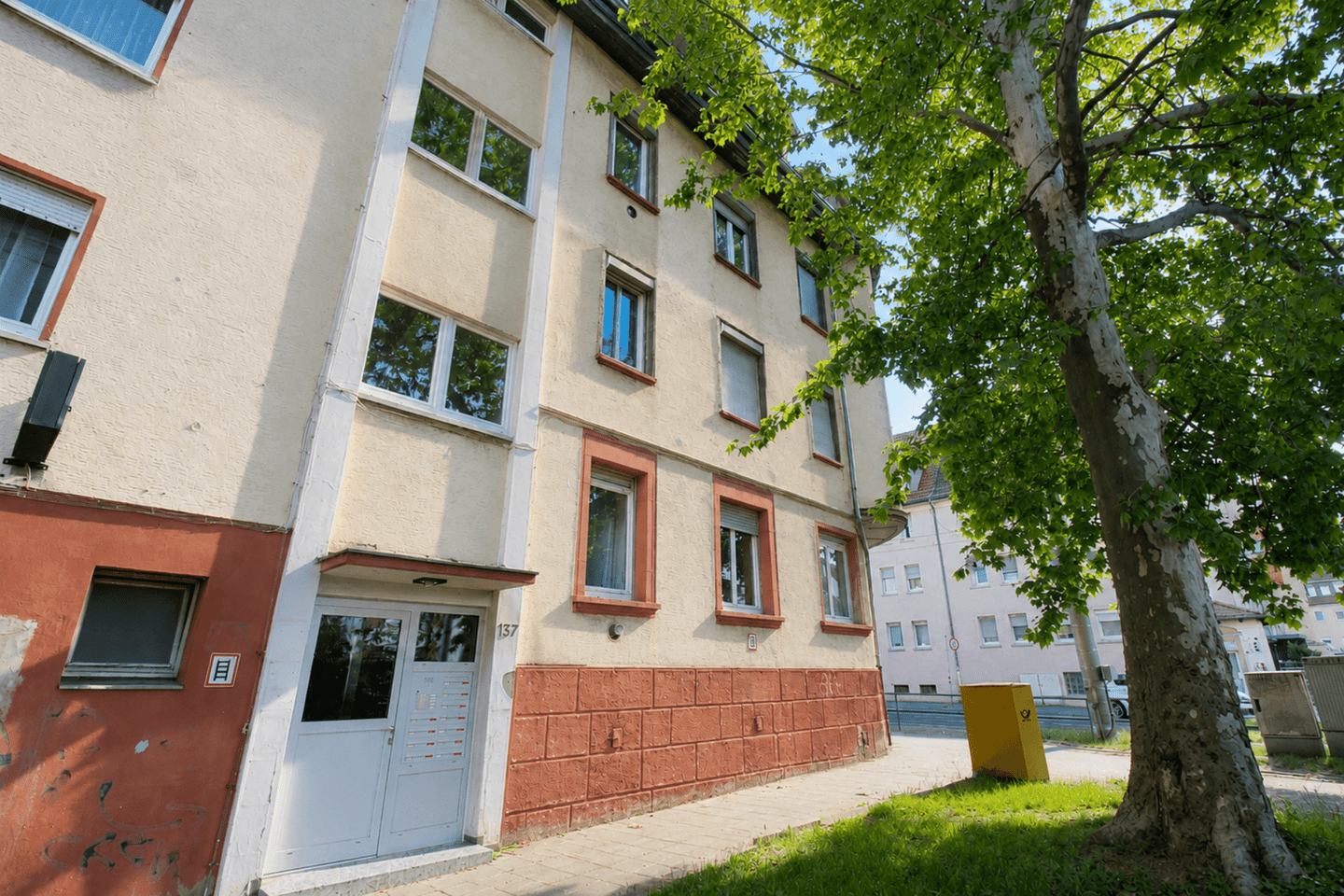 Bezugsfreie Hochparterre-Wohnung mit hohen Decken und zentraler Anbindung