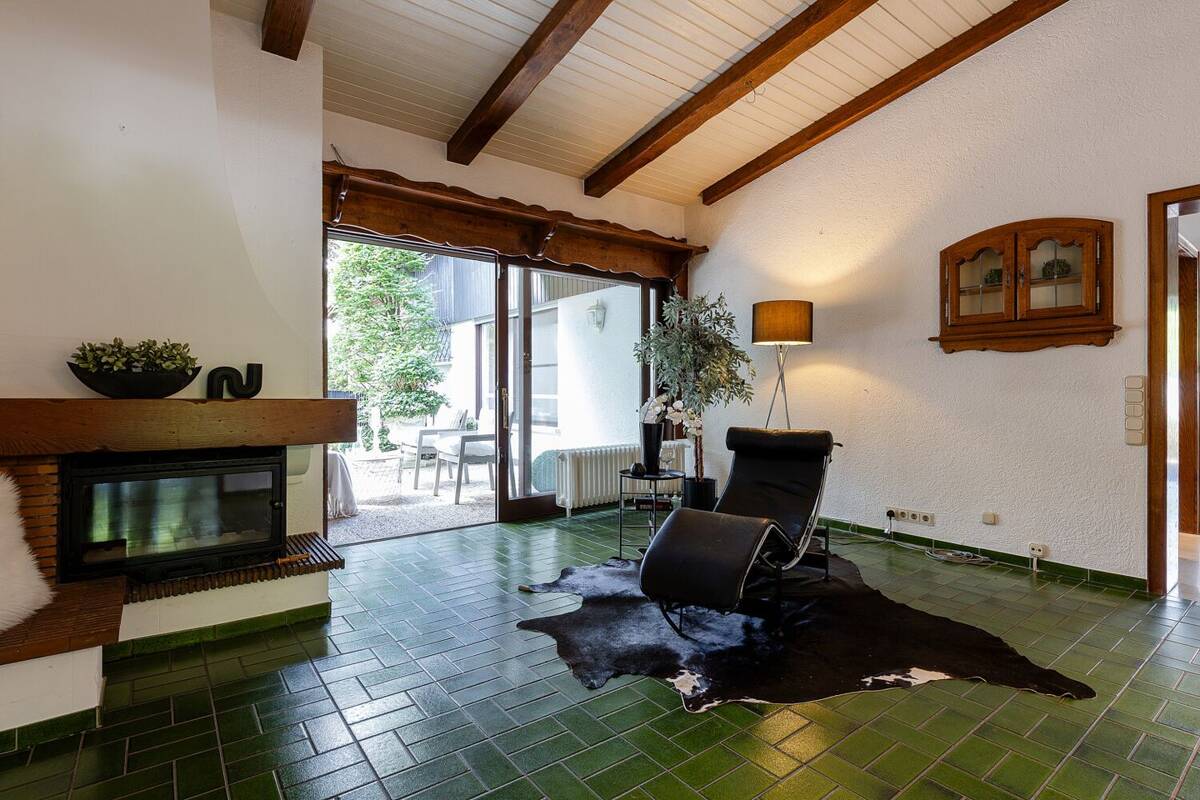 Villa mit zwei Wohneinheiten in Toplage: Haus mit Potenzial zur individuellen Verwirklichung – 55124 Mainz – Bild 1 von 9