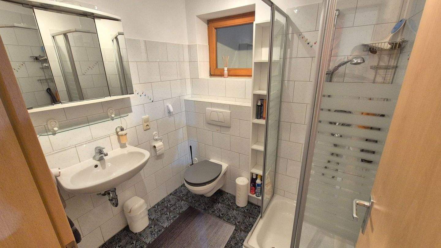 Einfamilienhaus mit Einliegerwohnung, neuem Bad und PV-Anlage in Top-Zustand – Burglauer – Vorschaubild 8