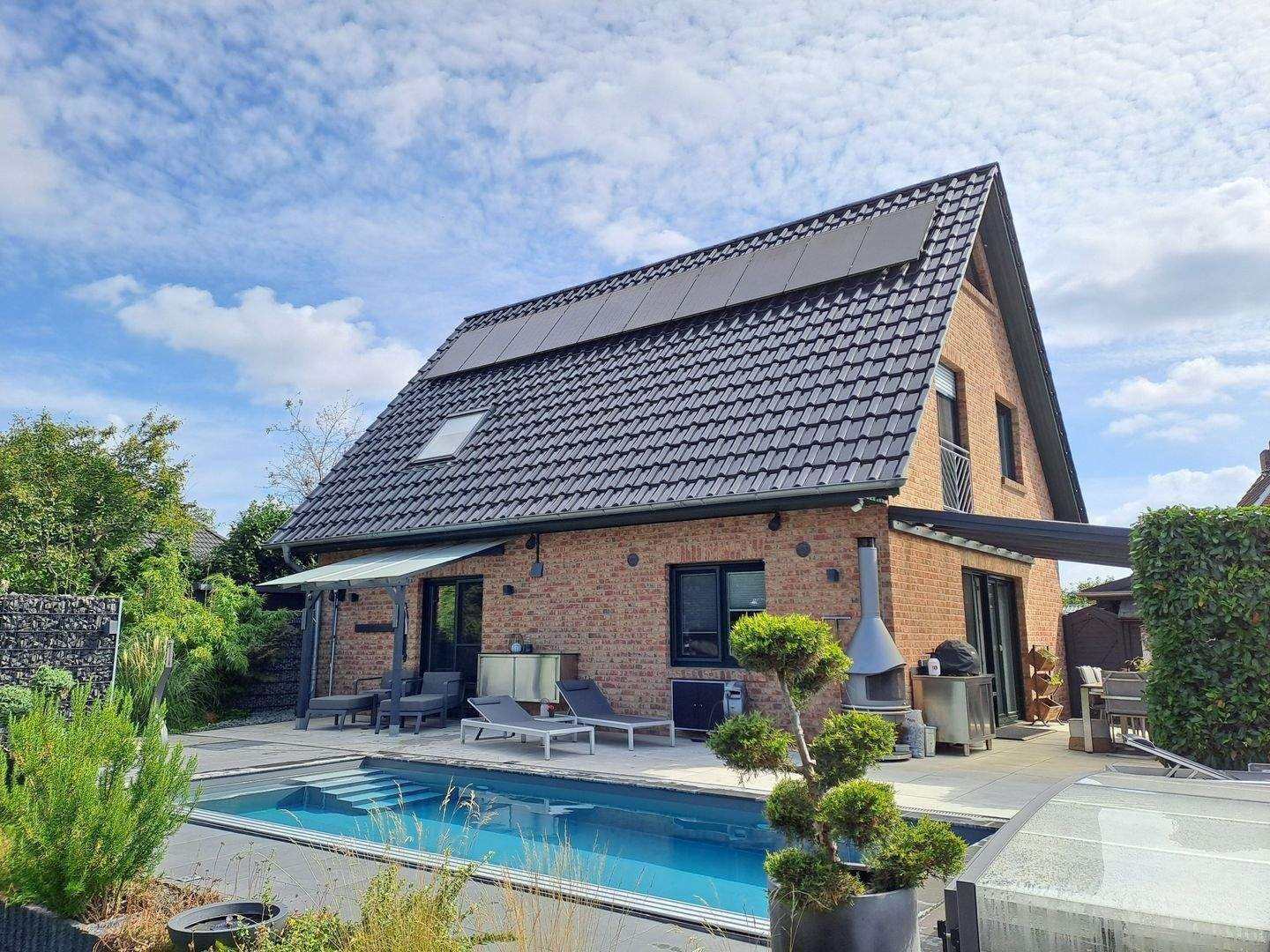 hochwertiges 4-Zimmer-Einfamilienhaus (KfW 70) mit PV-Anlage, Außenpool und Doppelcarport – Apensen – Bild 1 von 9