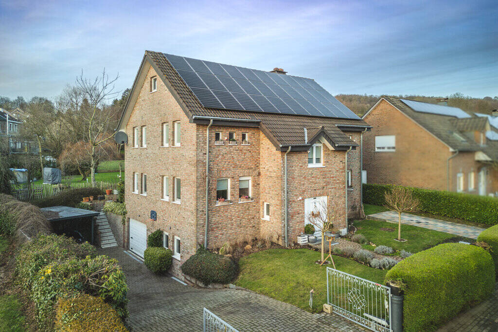 Freistehendes, umfassend modernisiertes Einfamilienhaus mit traumhaftem Garten in Gemmenich