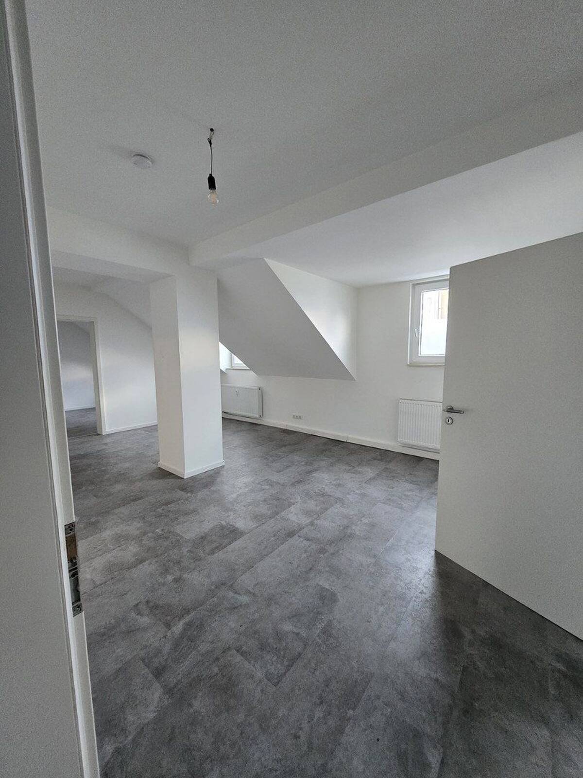 WG-geeignete helle 3-Zimmer-Dachgeschoss-Wohnung, Einbauküche – 47198 Duisburg – Bild 1 von 5