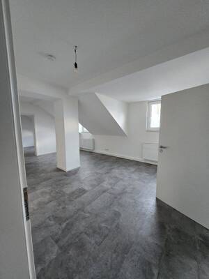 WG-geeignete helle 3-Zimmer-Dachgeschoss-Wohnung, Einbauküche