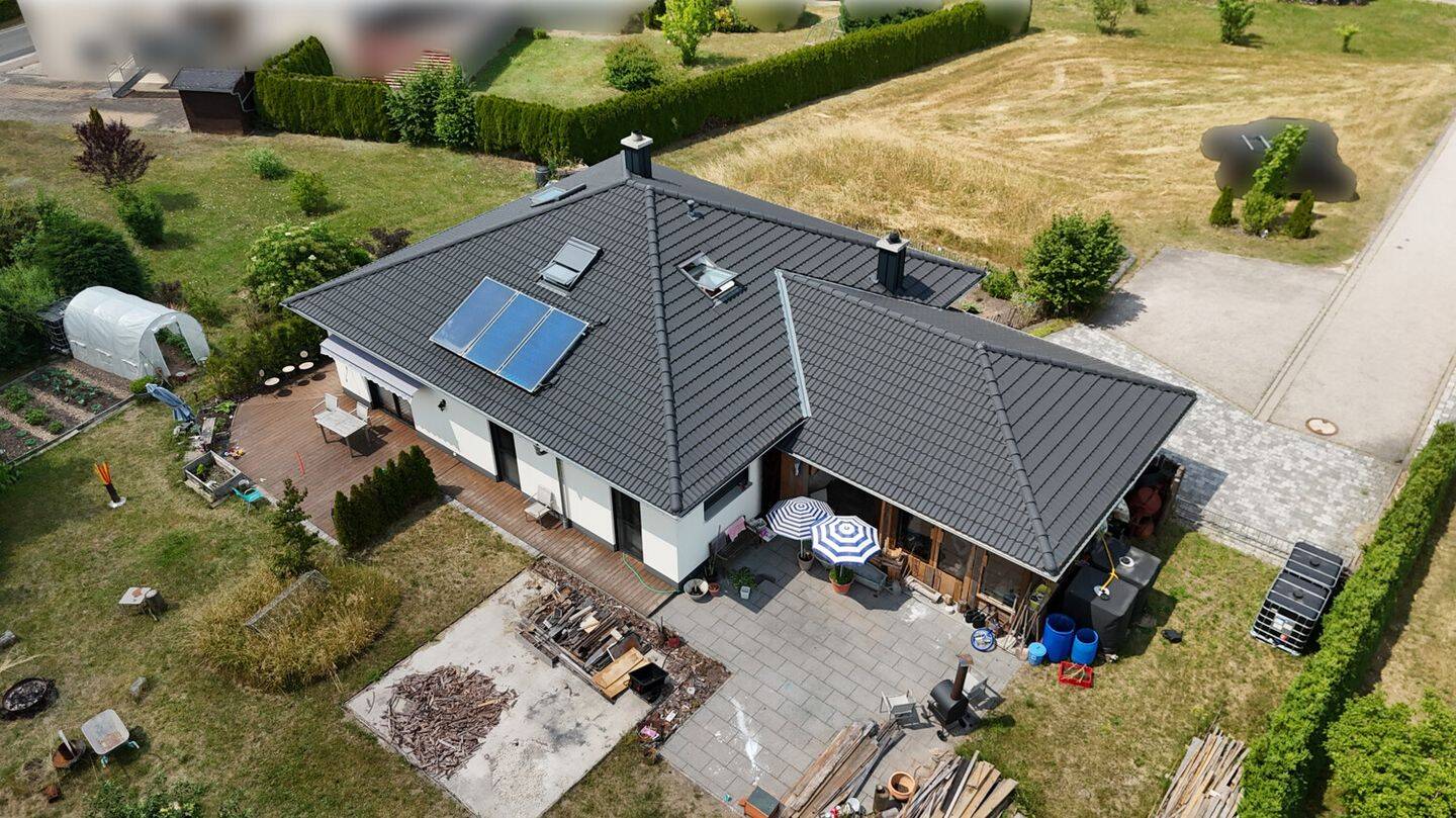 Exklusiver Bungalow mit hochwertiger Ausstattung, Doppelcarport und traumhaftem Garten – Dentlein am Forst – Vorschaubild 2