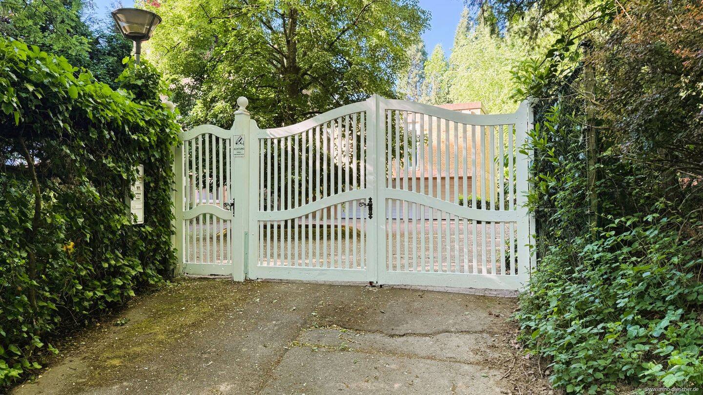 Einfamilienhaus mit Penthouse, Einliegerwohnung, Pool und großem Grundstück - Preis auf Anfrage – Saarbrücken – Bild 1 von 9