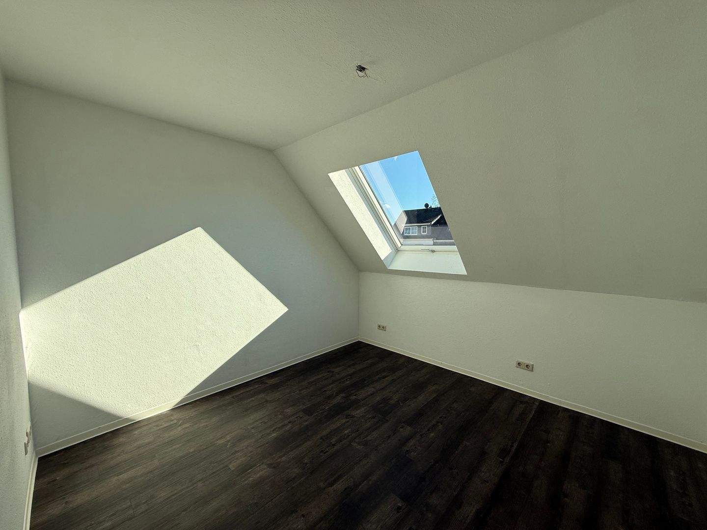 Große und lichtdurchflutete 4-Raum-Maisonette-Wohnung mit Tageslichtbad und EBK – Chemnitz – Vorschaubild 5