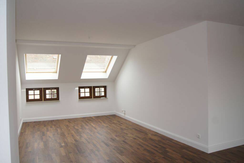 Elegante 3-Zimmer-Wohnung im kernsanierten Denkmalschutz-Altbau mit gemütlicher Loggia.