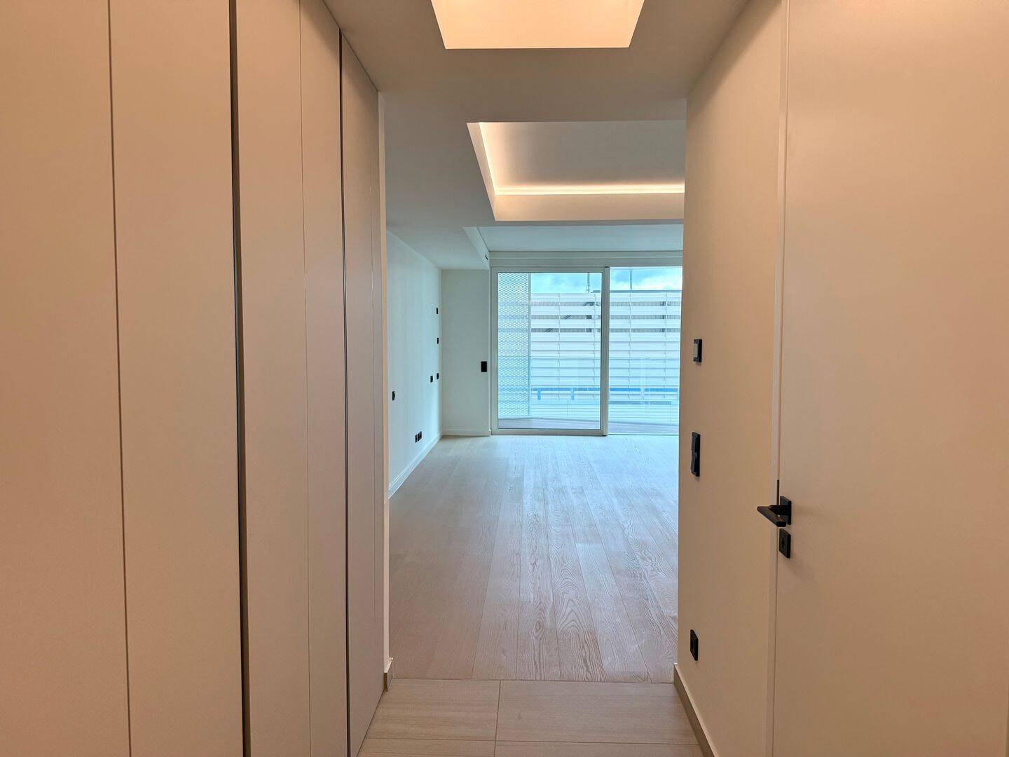 Design trifft Hafenflair: Exklusives Apartment mit Sonnenbalkon und Hafenblick – Hamburg – Vorschaubild 3