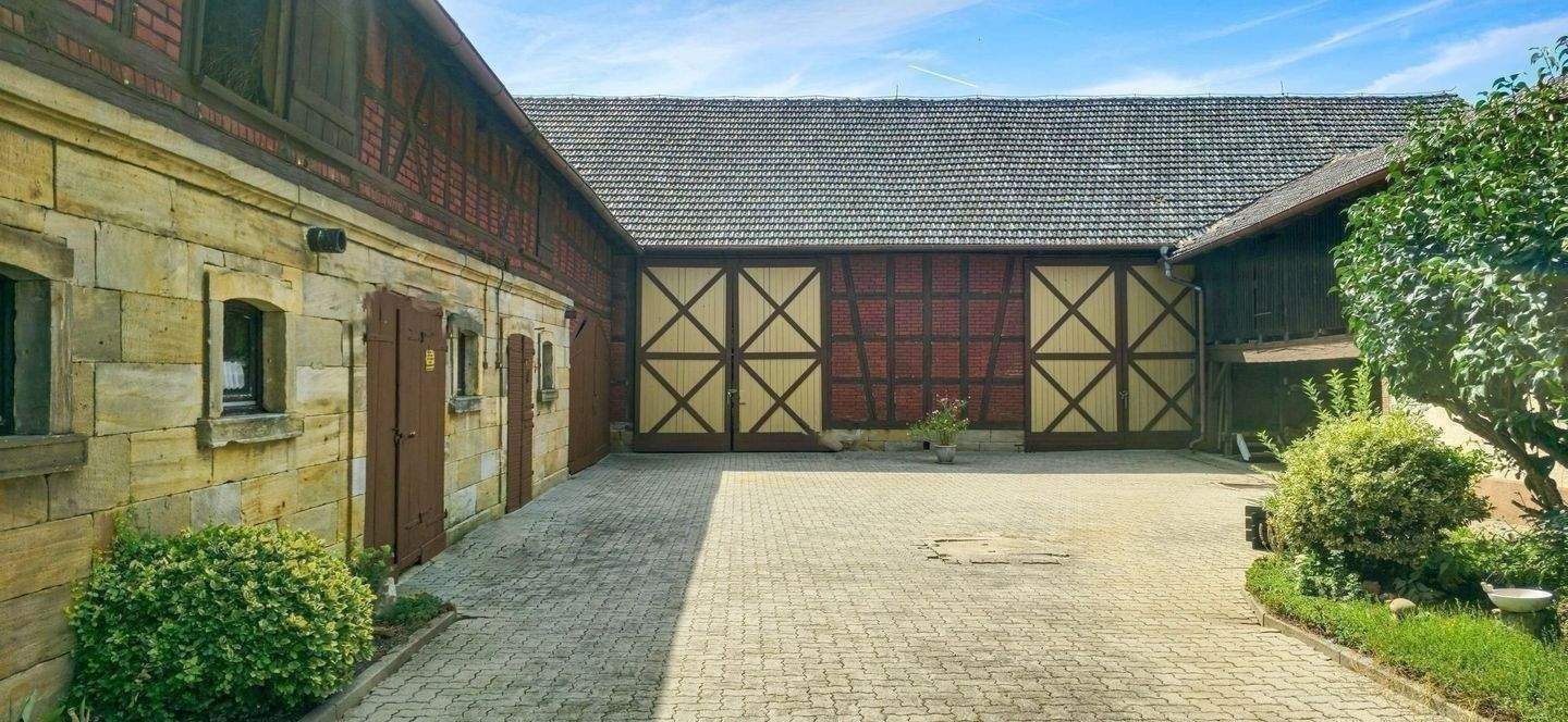 TRAUMHAFTER MÄRCHEN DREISEITENHOF + WOHNHAUS + WOHNUNG (18 PFERDEBOXEN MÖGLICH) oder BAUTRÄGEROBJEKT FÜR WOHNUNGSBAU oder GASTRO FACHWERK REITERHOF – Itzgrund – Vorschaubild 8