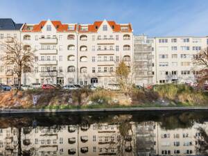 Wohnen am Wasser: Altbauwohnung mit Balkon und Wasserblick bezugsfrei zum 01.04.2027 – 12059 Berlin – Vorschaubild 2