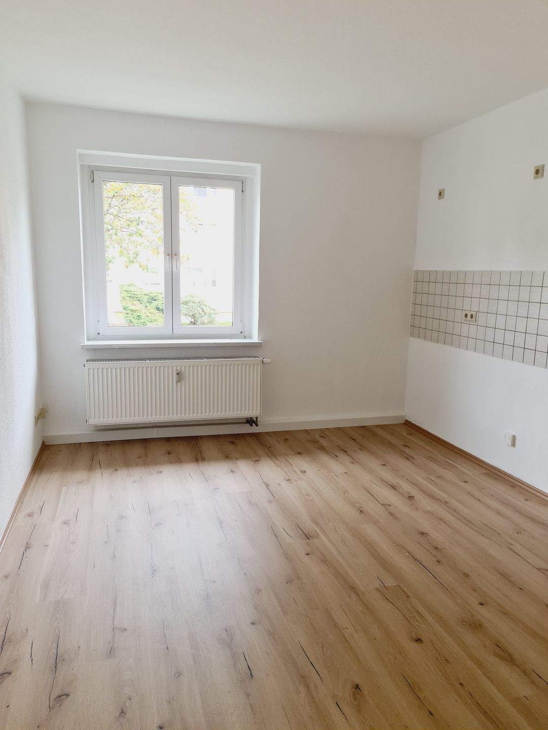 Modernes Laminat - frei ab 1.2.26 - große Küche
