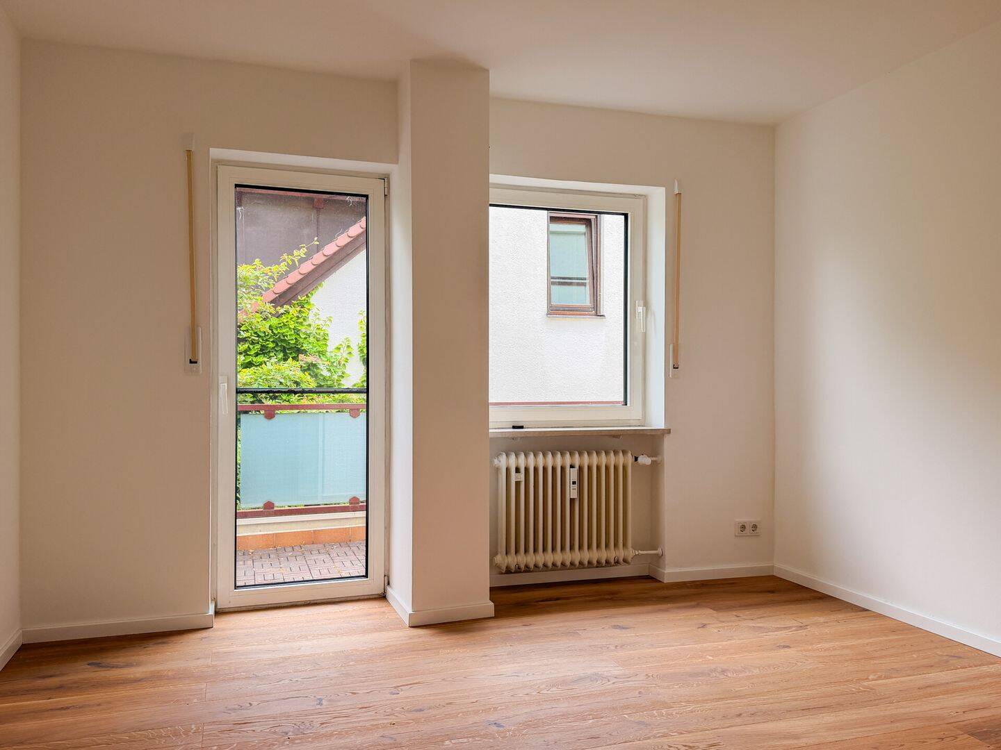 Renovierte 2-Zim.-Wohnung mit Einbauküche, 2x Balkonen & Stellplatz im schönen Bogenhausen – München – Vorschaubild 3