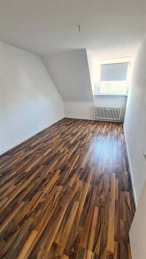 ***Geräumige Dachgeschoss-Wohnung mit 5 Zimmern in gepflegtem Umfeld*** – 46049 Oberhausen – Vorschaubild 4