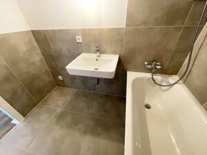 Renovierte 3-Zimmer-Wohnung: moderne Ausstattung, Balkon, neues Wannenbad, separate Küche, sep. WC – 51145 Köln – Vorschaubild 4