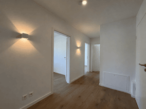Charmantes Wohnen in Harlaching- Frisch renovierte 3-Zimmer-Wohnung mit 2 Balkonen & Gartenanteil – 81547 München – Vorschaubild 4