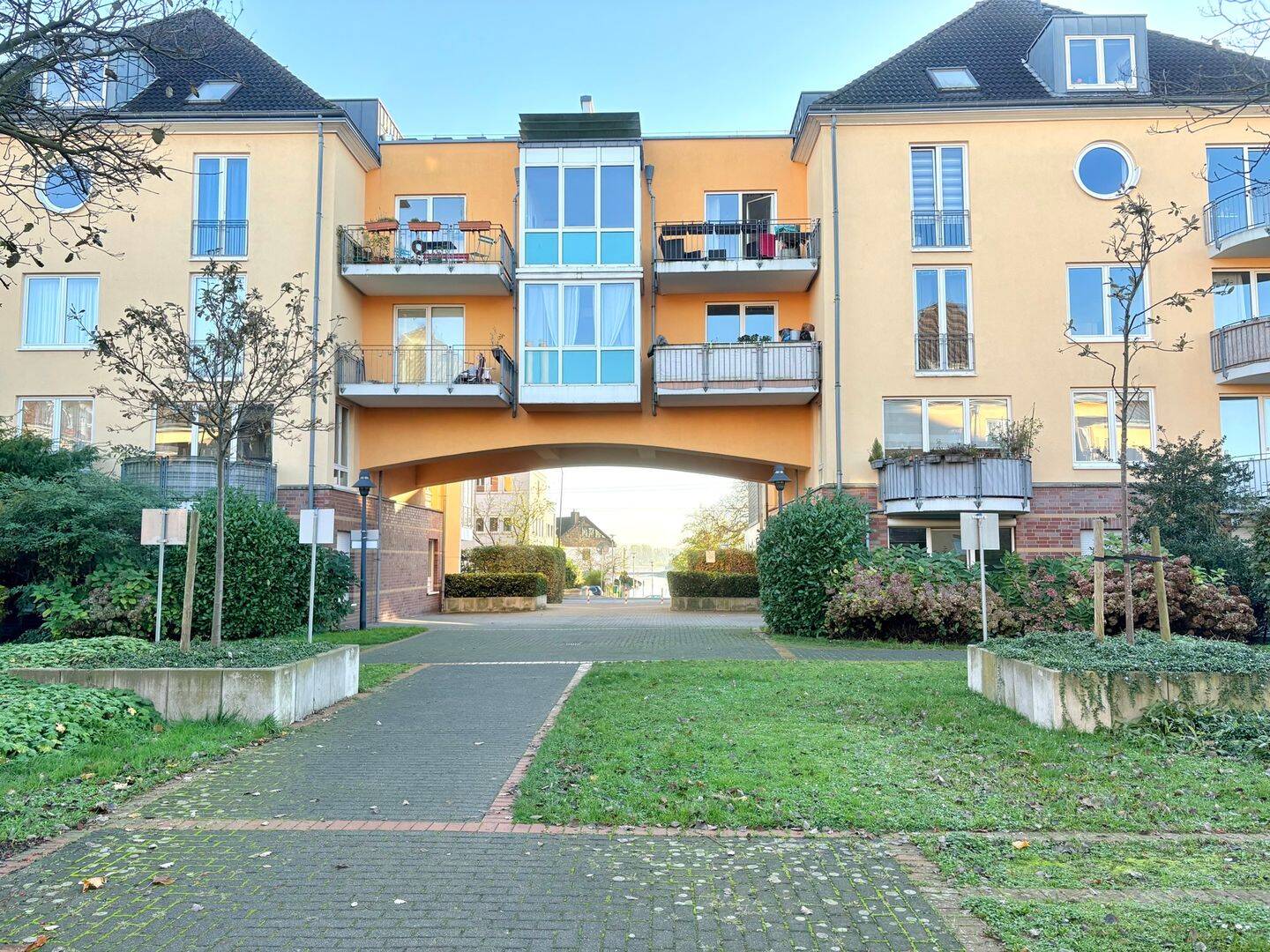 Leerstehende 2-Zimmer-Wohnung mit Sonnenbalkon und TG-Stellplatz in Rheinlage auf Erbbaugrundstück – Düsseldorf – Vorschaubild 9